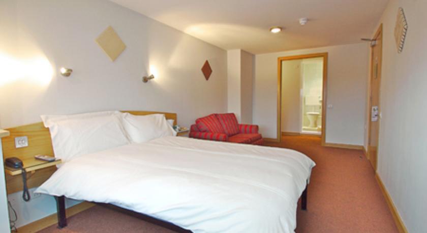 Rosemount Hotel Heathrow Hounslow Room photo